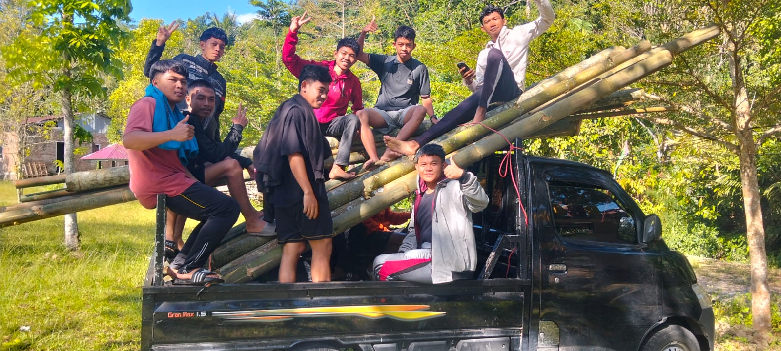 Semangat Merah Putih Tak Pernah Padam! Pemuda RW 05 Biring Kassi Bersatu Membangun Gerbang Kemerdekaan Menuju HUT RI ke-81